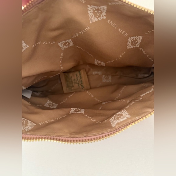 NWT Anne Klein pink large cosmetic / makeup bag with wrist strap - Picture 3 of 5